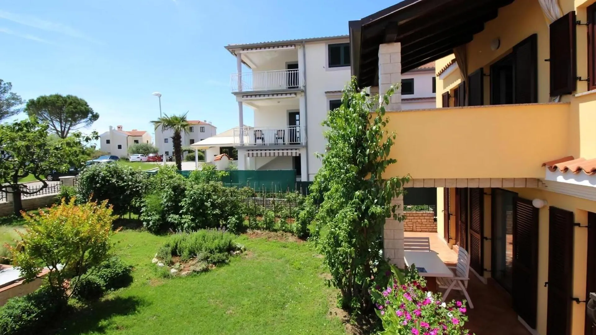 Ferienwohnung In Porec Mit Balkon, In Strandnaehe Apartment